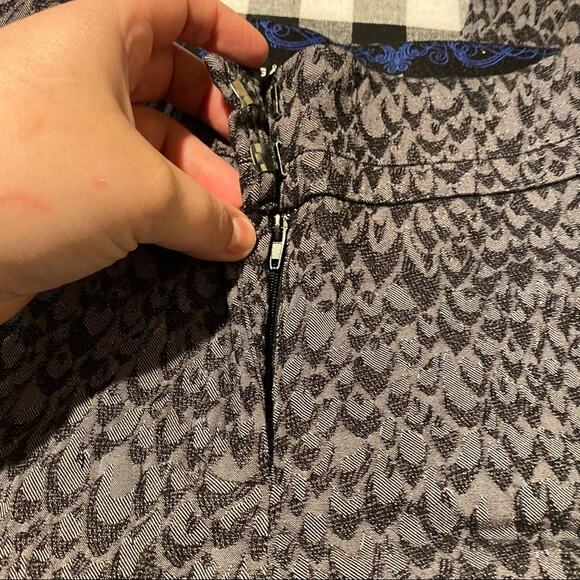 Peter Nygard Cropped Pants Size 6 Petite Gray & Black Print - Picture 6 of 8